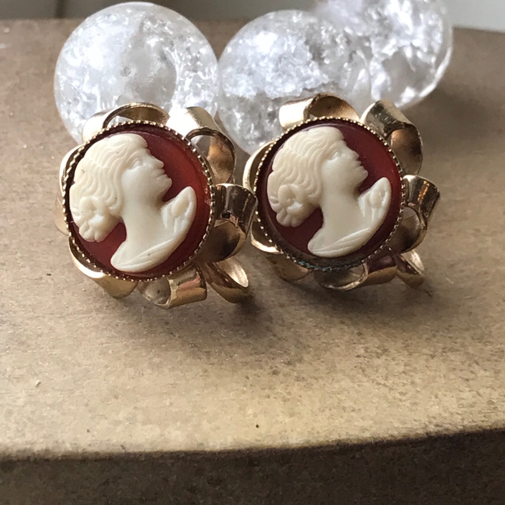 Vintage cameo screw back earrings floral loop base