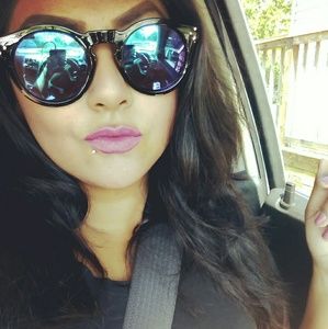 Meet your Posher, Nibia