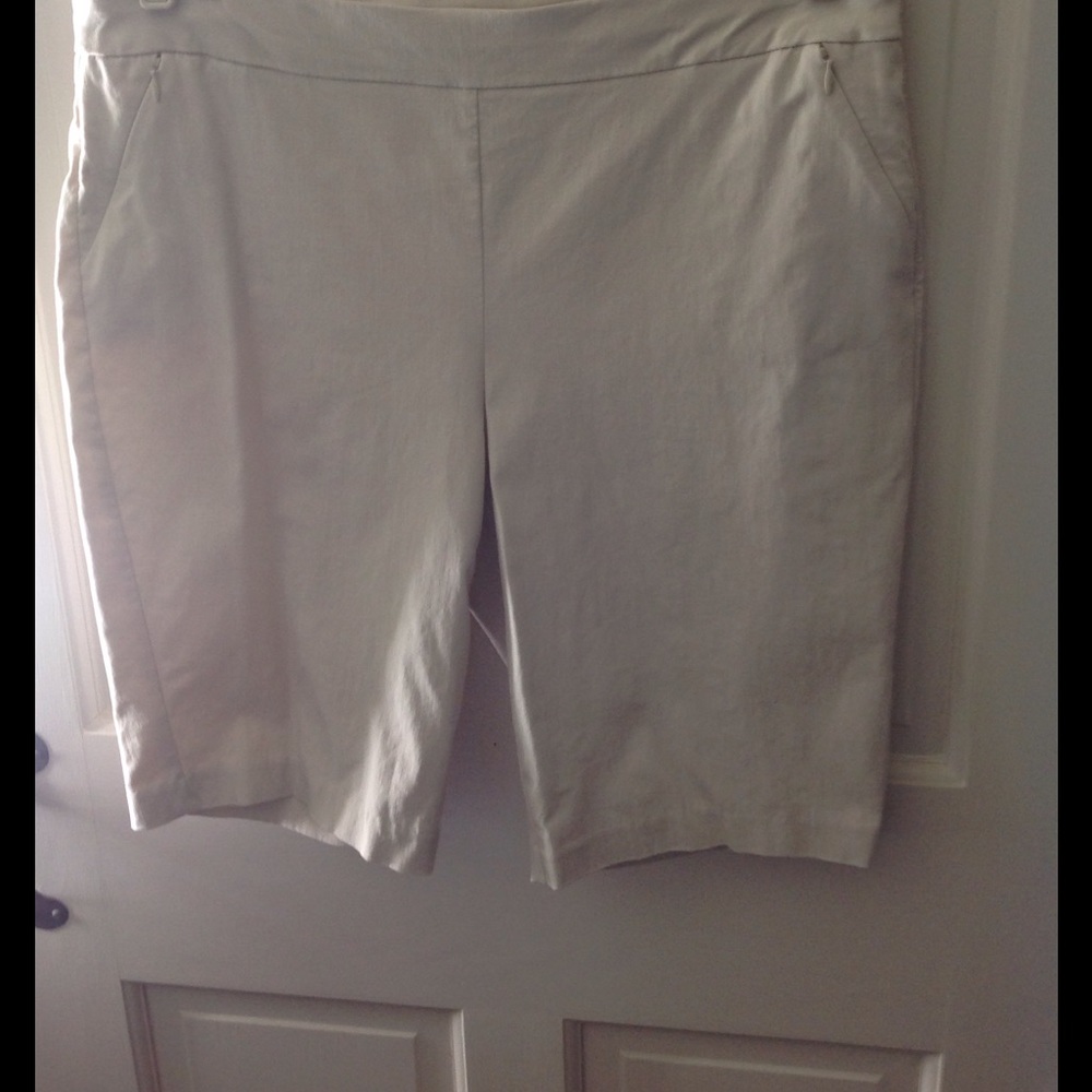 Chico's 2.5 natural tan shorts