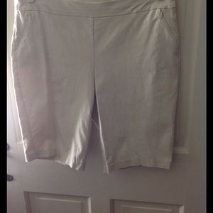Chico's 2.5 natural tan shorts