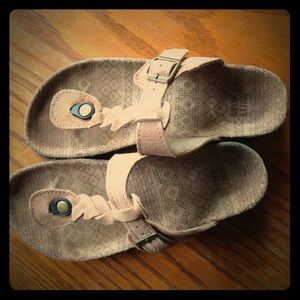 Muk Luk sandals size 6.