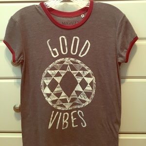 Gray and maroon t-shirt size medium