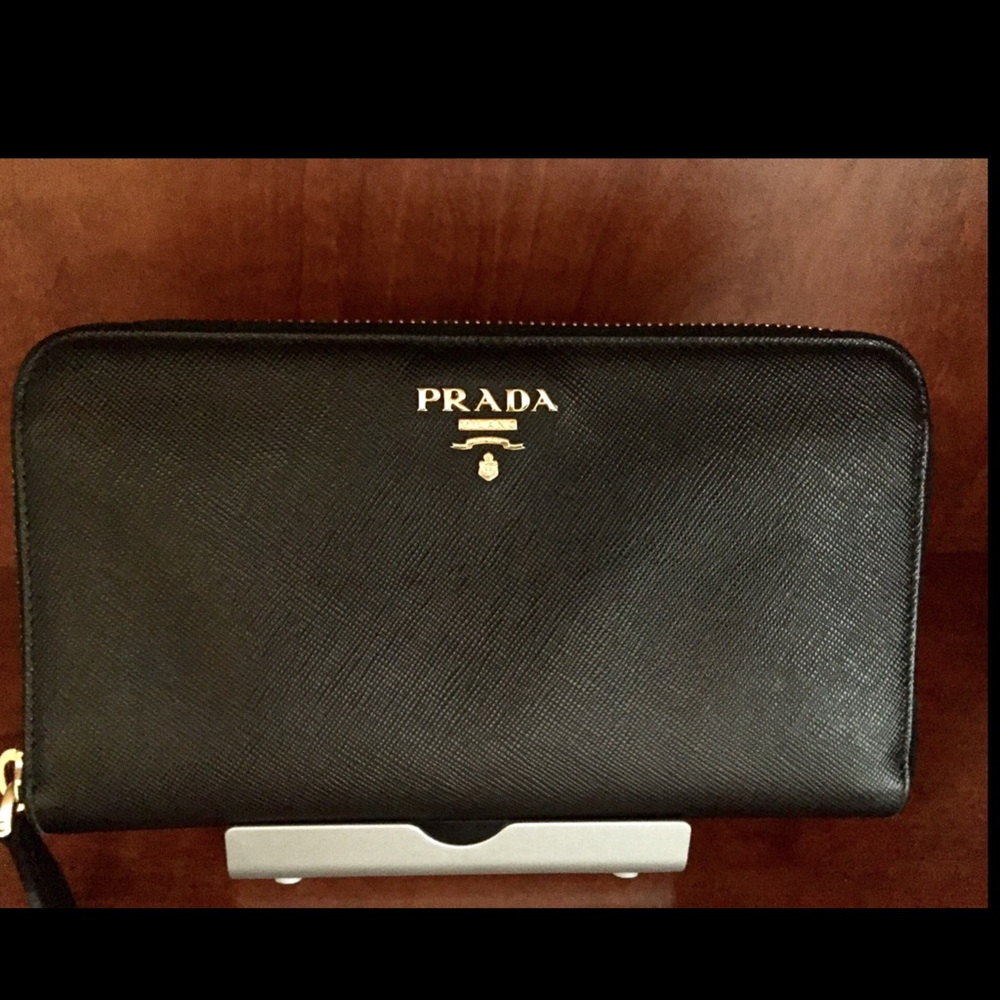 🌹🌹SOLD EBAY🌹🌹PRADA Saffiano Leather Zip Wallet