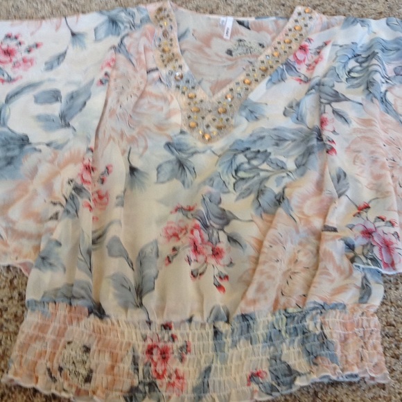 Studio Y flutter sleeve blouse - Picture 3 of 3