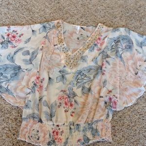 Studio Y flutter sleeve blouse