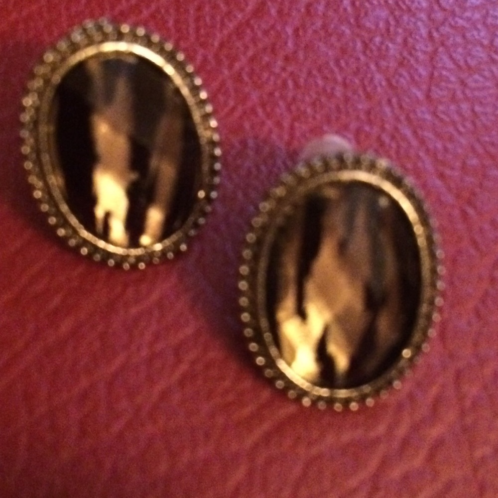 ✨Vintage leopard studs✨