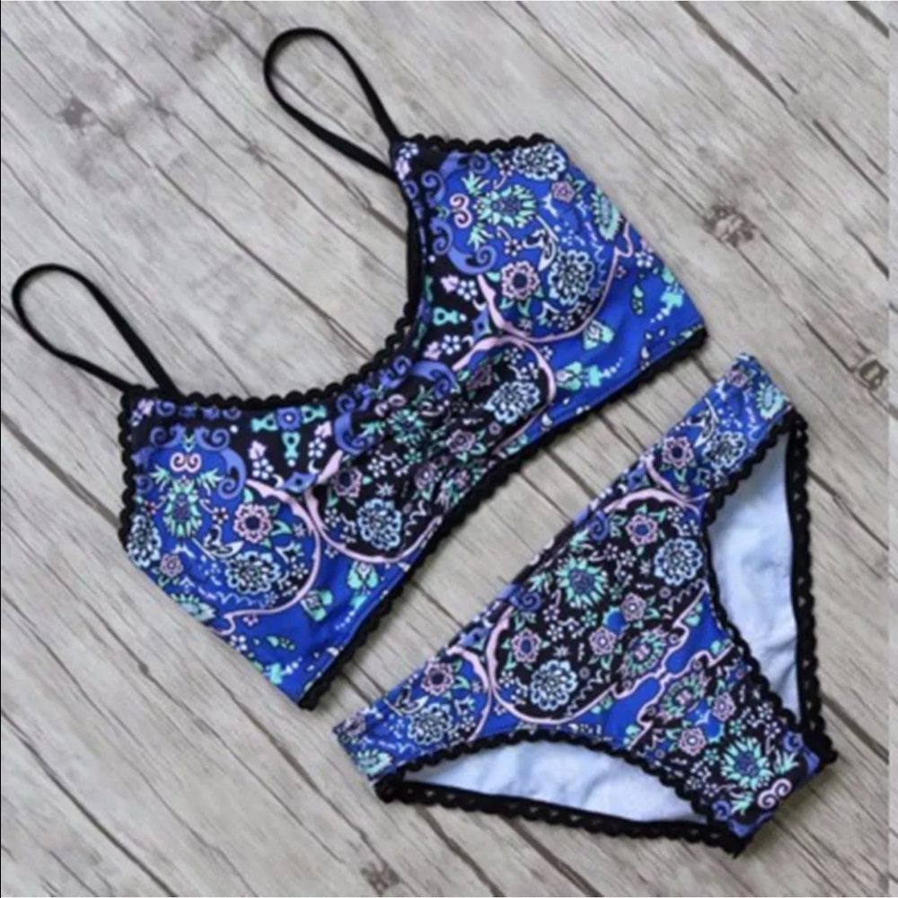 ❌SOLD❌Pretty blue floral swim bikini size M