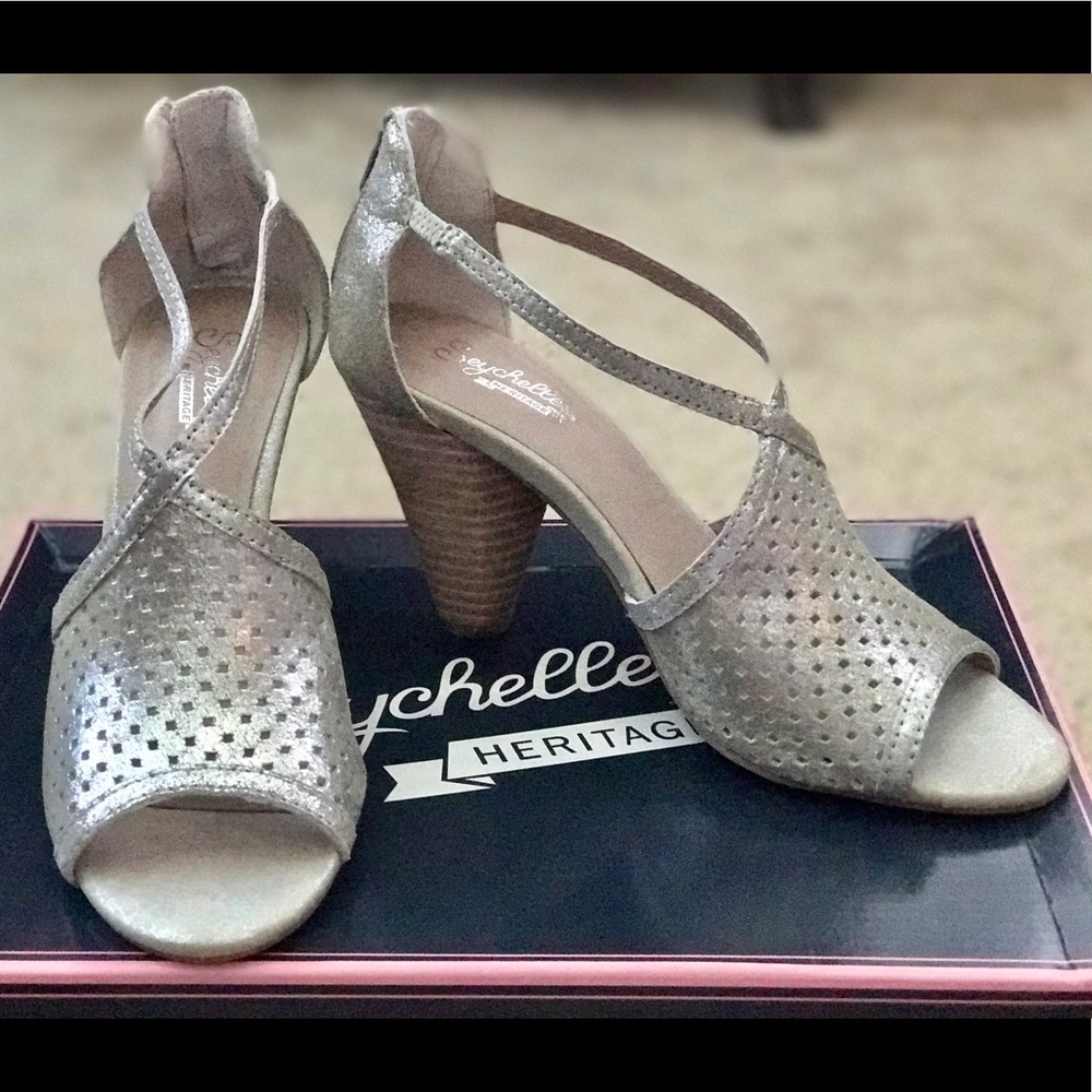 Seychelles Gamble Silver Metallic Suede