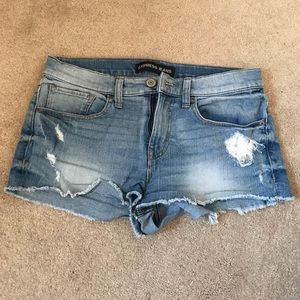 Light wash jean shorts - midrise