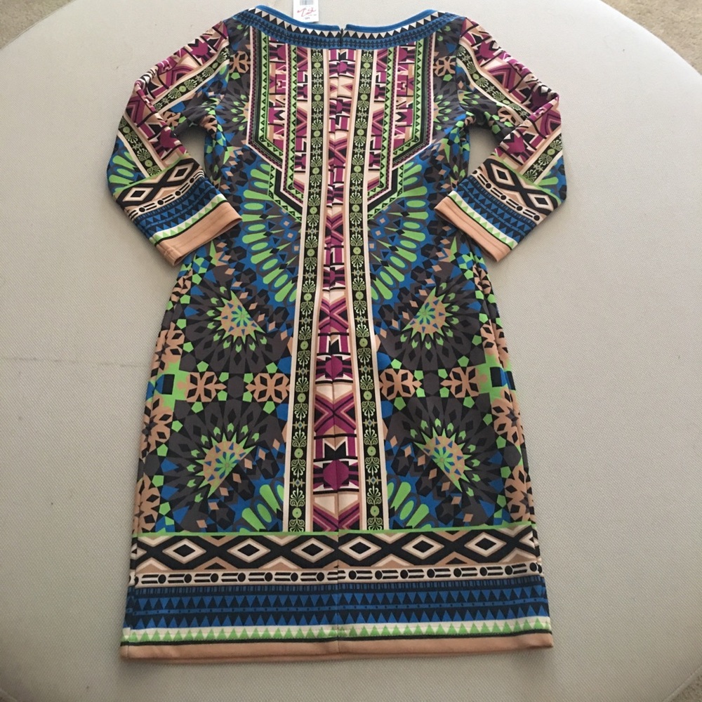 Fitted pattern dress - Picture 2 of 3