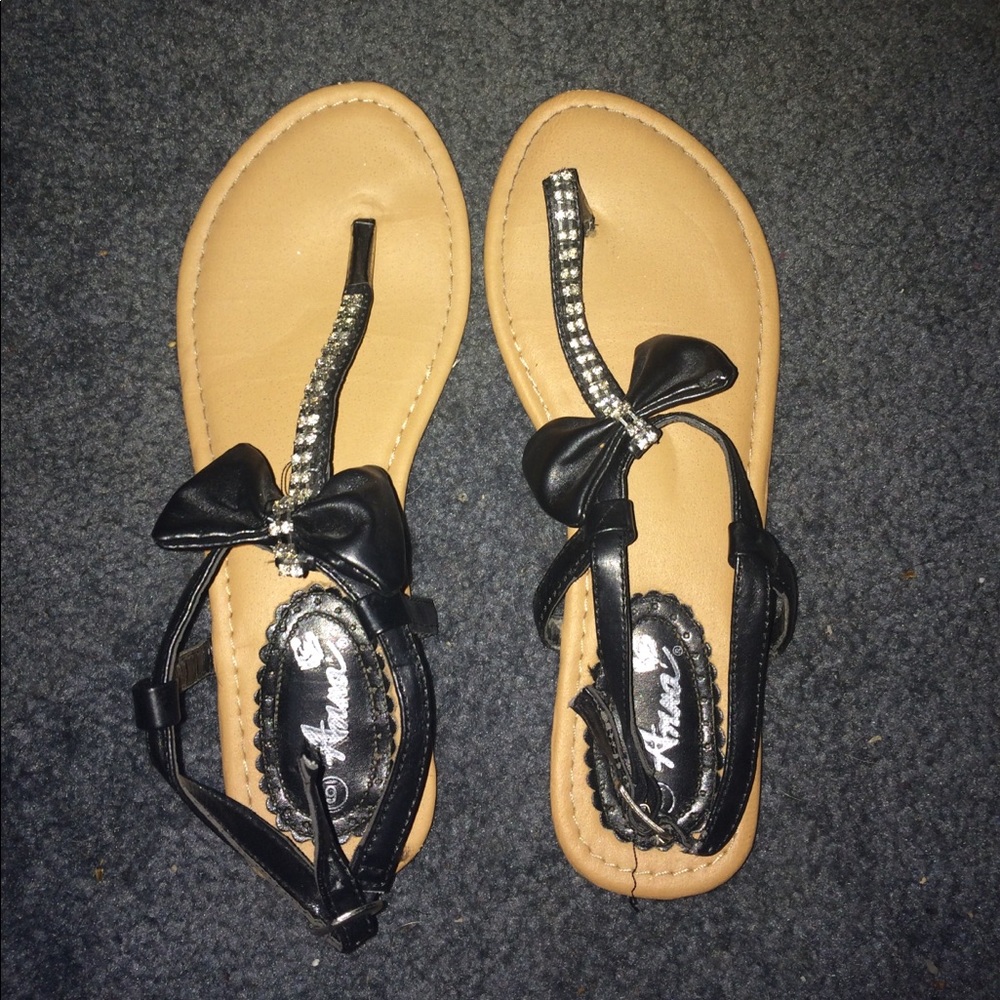 Black bow sandals