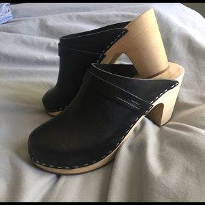 BLACK SWEDISH HASBEENS CLOGS