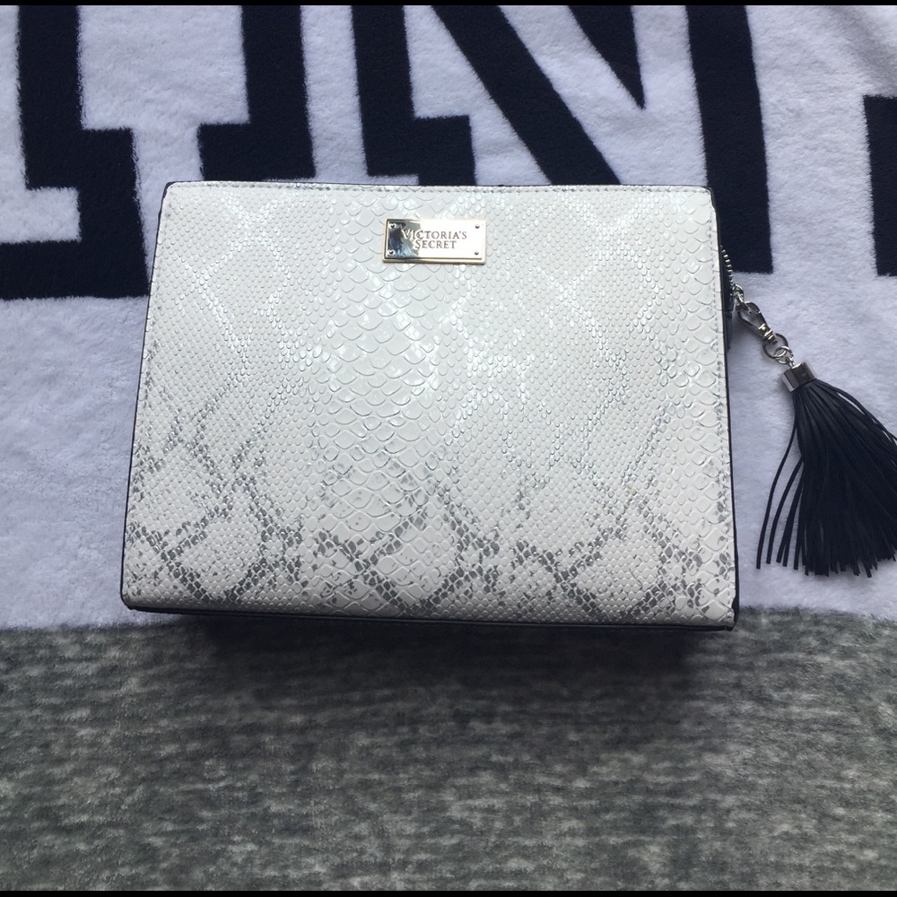 N/T VICTORIA SECRET OVER SIZED CLUTCH SILVER SNAKE