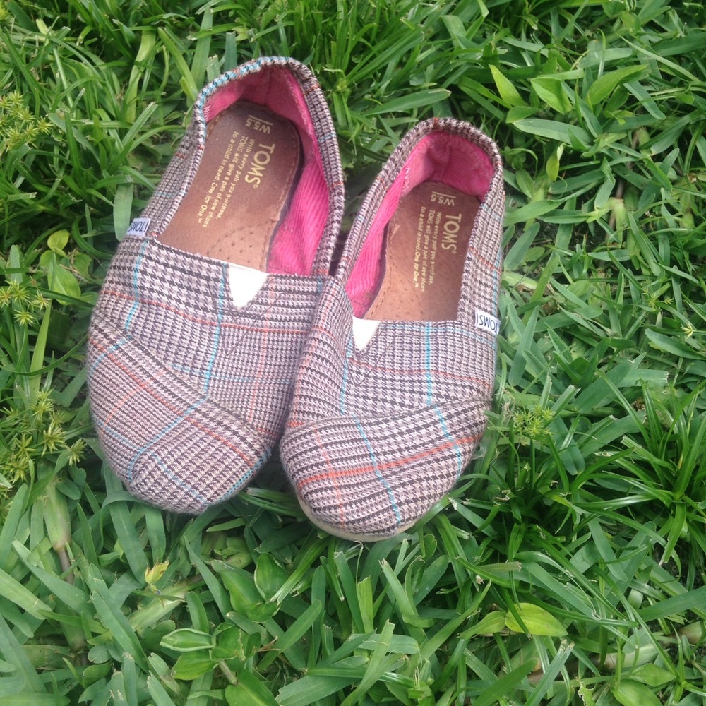 Awesome Toms shoes size 5.5 w.
