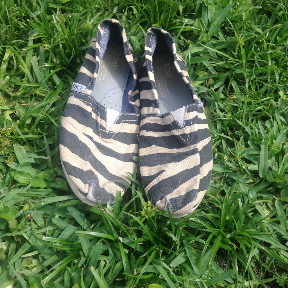Awesome Toms shoes. Zebra print. Size 7 w.