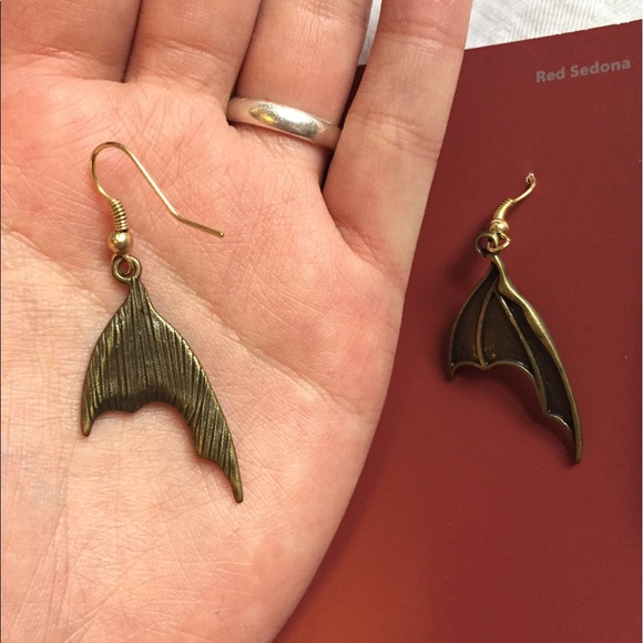 Gold bat wing earrings - Picture 3 of 3