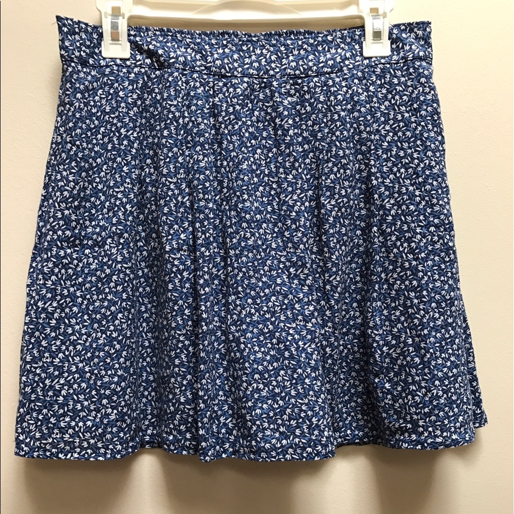 Flowy medium short skirt