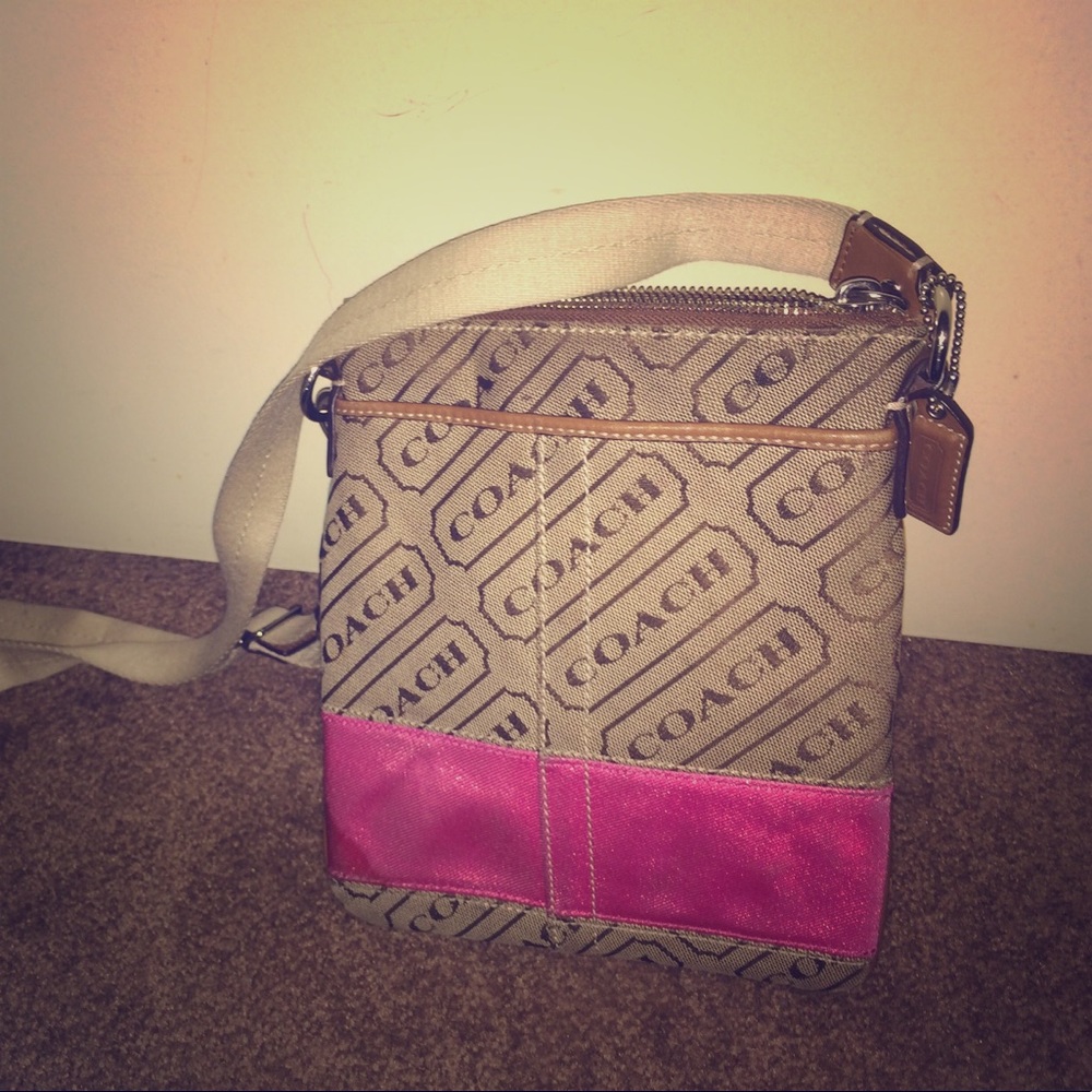 Coach shoulder purse. Medium size