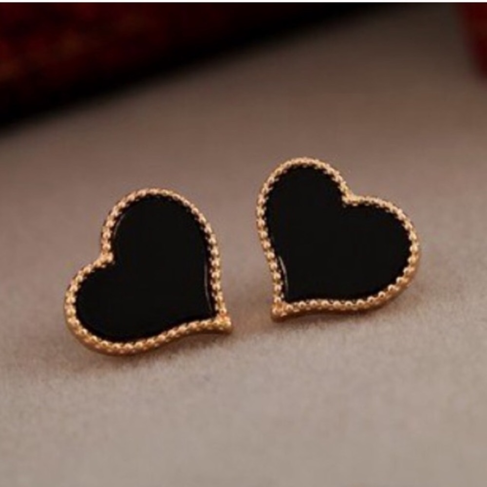 ✨heart studs✨
