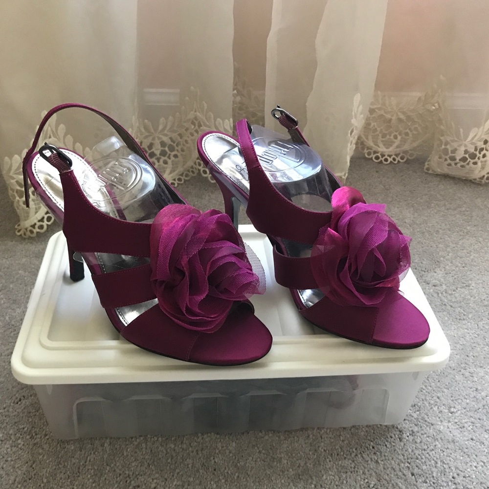 NWOT Purple flower heels