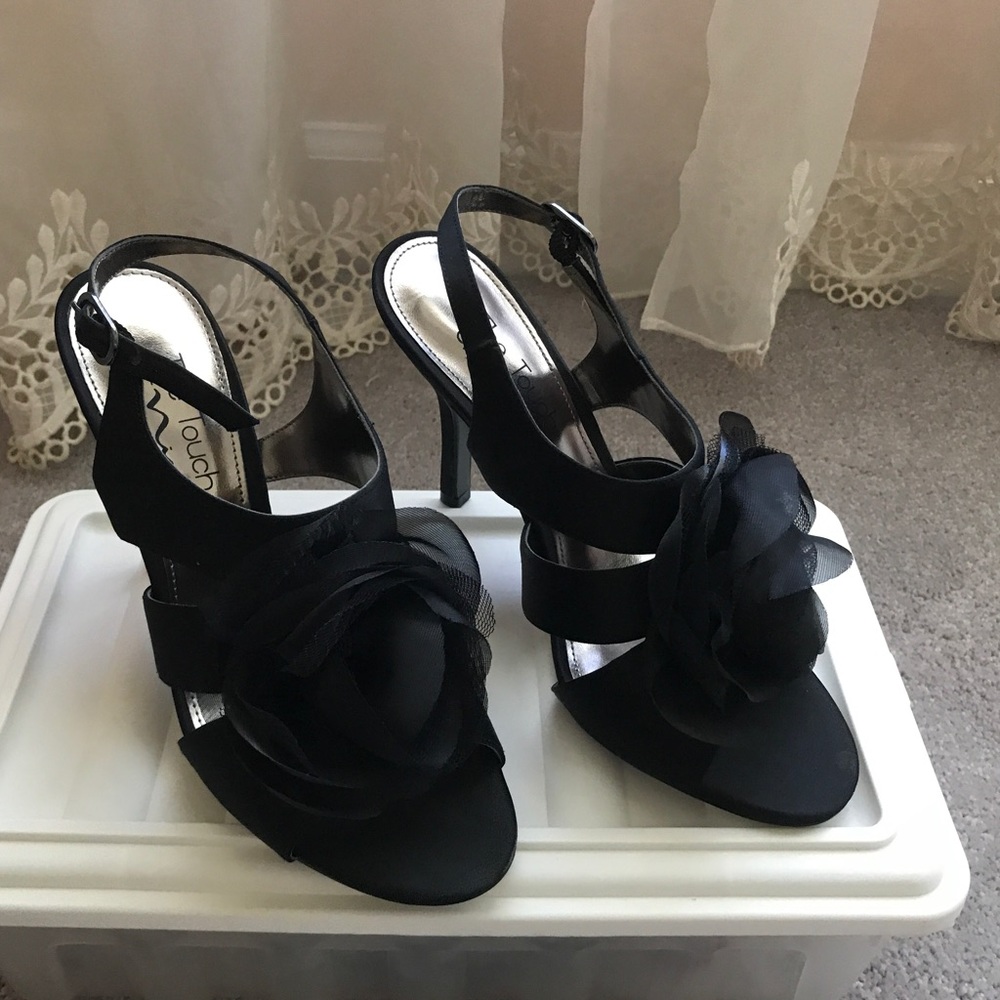 NWT Black flower heels