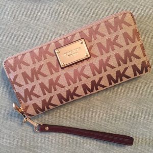 NWT Michael Kors wristlet!