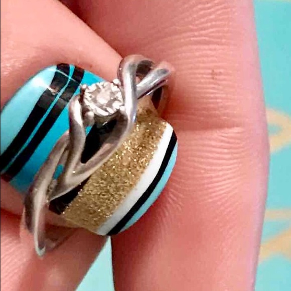 Small diamond ring - Picture 1 of 3