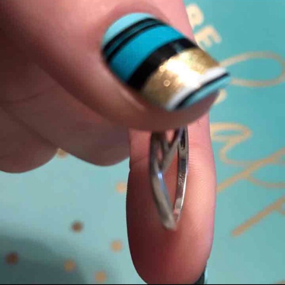 Small diamond ring - Picture 2 of 3