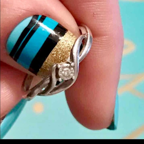 Small diamond ring - Picture 3 of 3