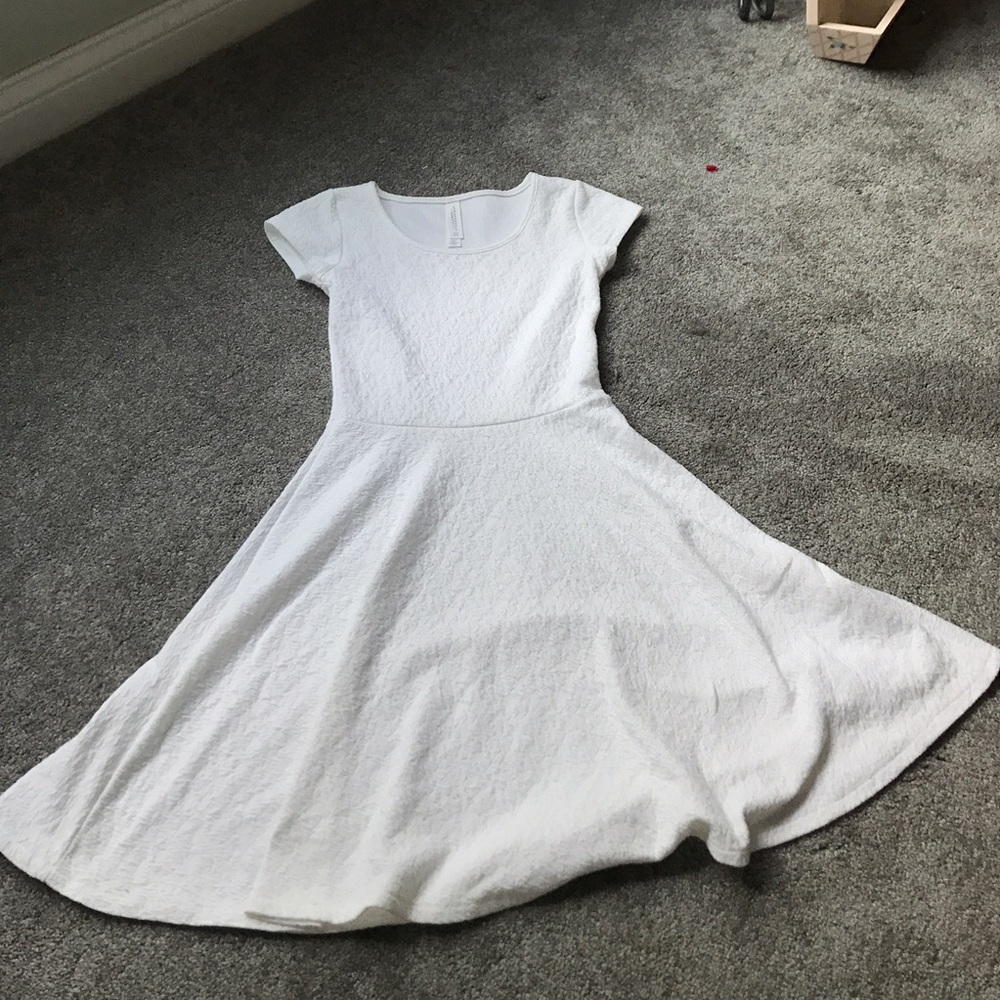 Aeropostale white flower stitched dress