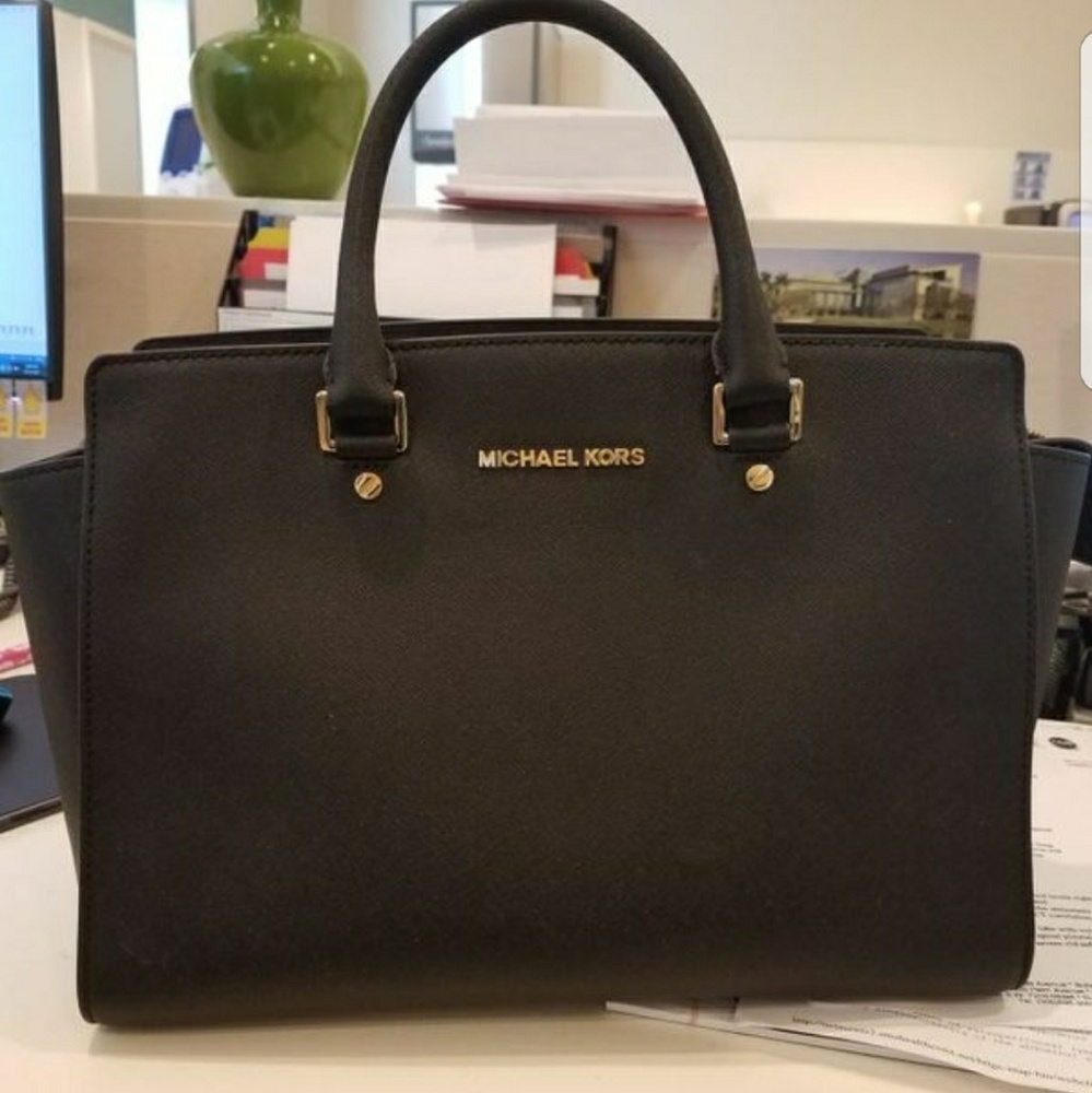 Black leather Michael kors purse