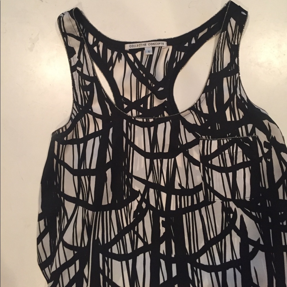 🎈Black and white flowing tank top!