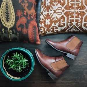 URBAN OUTFITTERS Brown Chelsea Boots