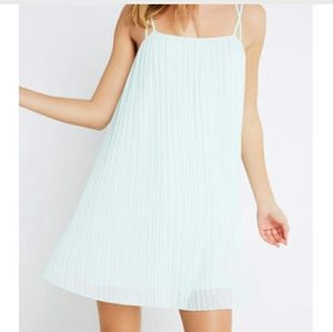 BCBG BCBGeneration white pleated dress XXS