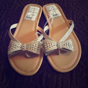 Adorable INC International Concepts bow flip flops
