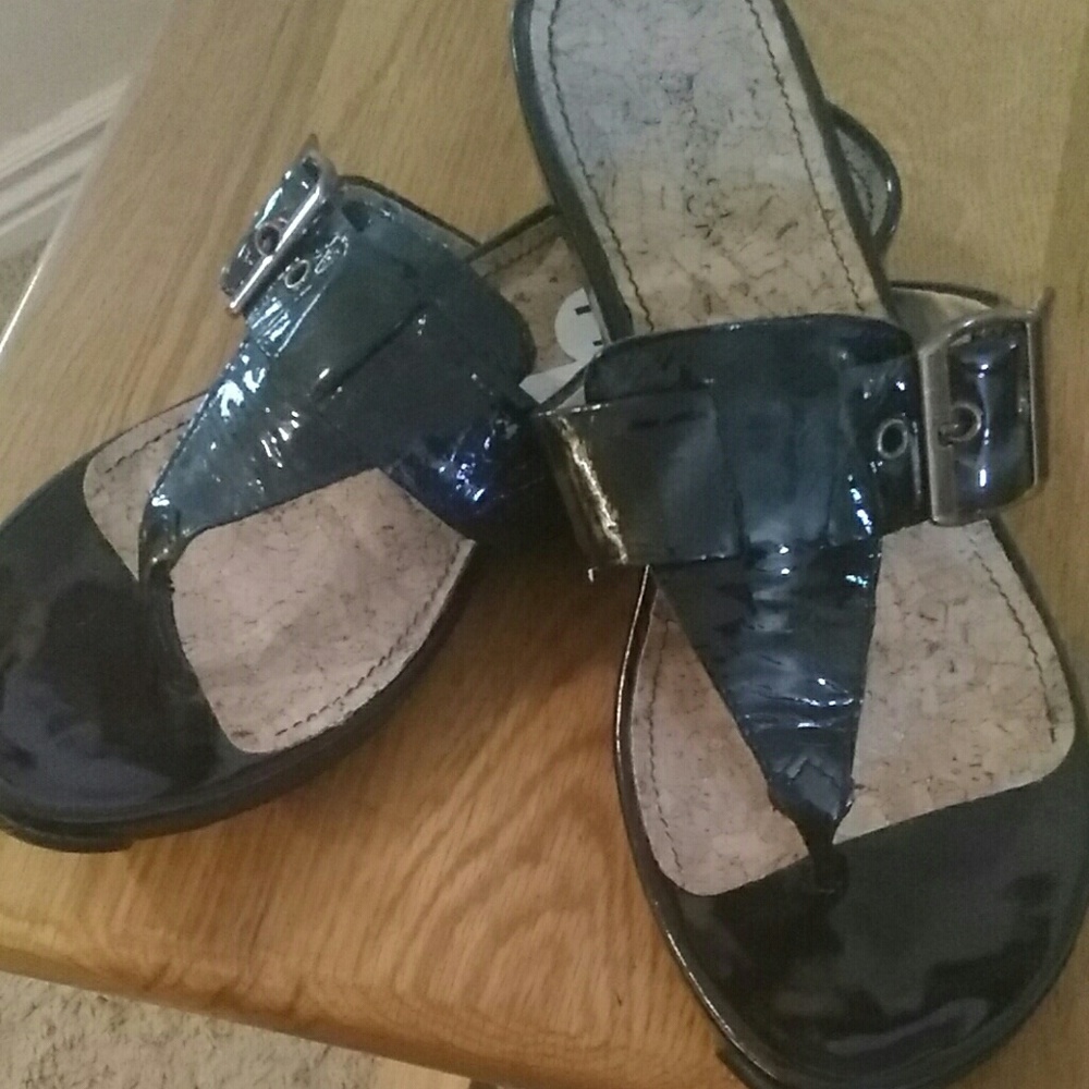 Reaction sandles❤