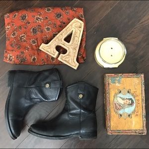 VINCE CAMUTO black leather ankle boots