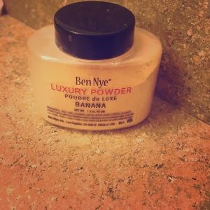 Ben Nye Luxury Powder - Banana