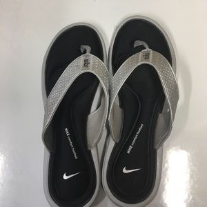 Nike silver Sz 10 flip flops like new