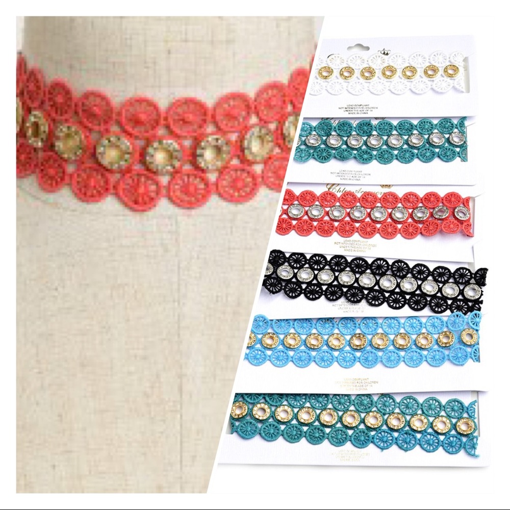 Lace chocker with chain link back