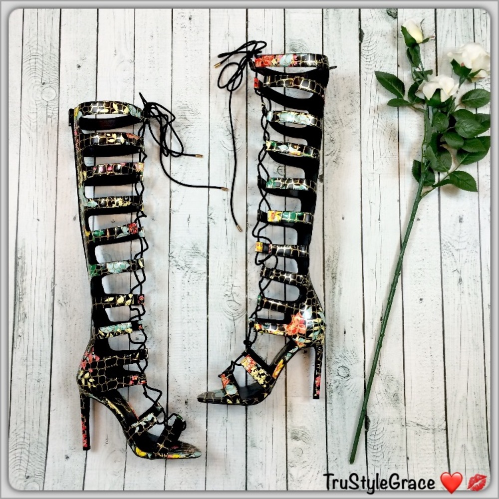 BNIB🌹Gorgeous Privileged Floral Lace-Up Gladiator