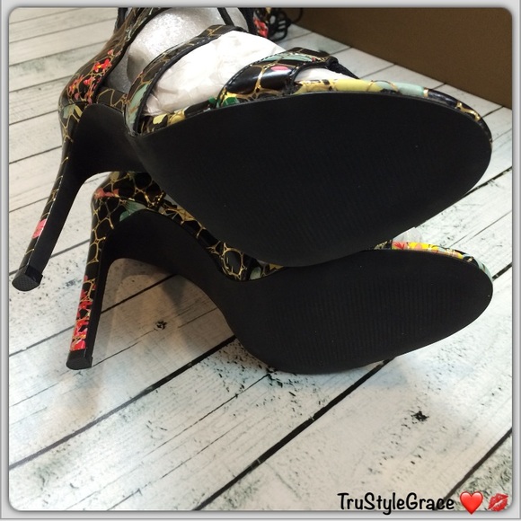 BNIB🌹Gorgeous Privileged Floral Lace-Up Gladiator - Picture 5 of 8