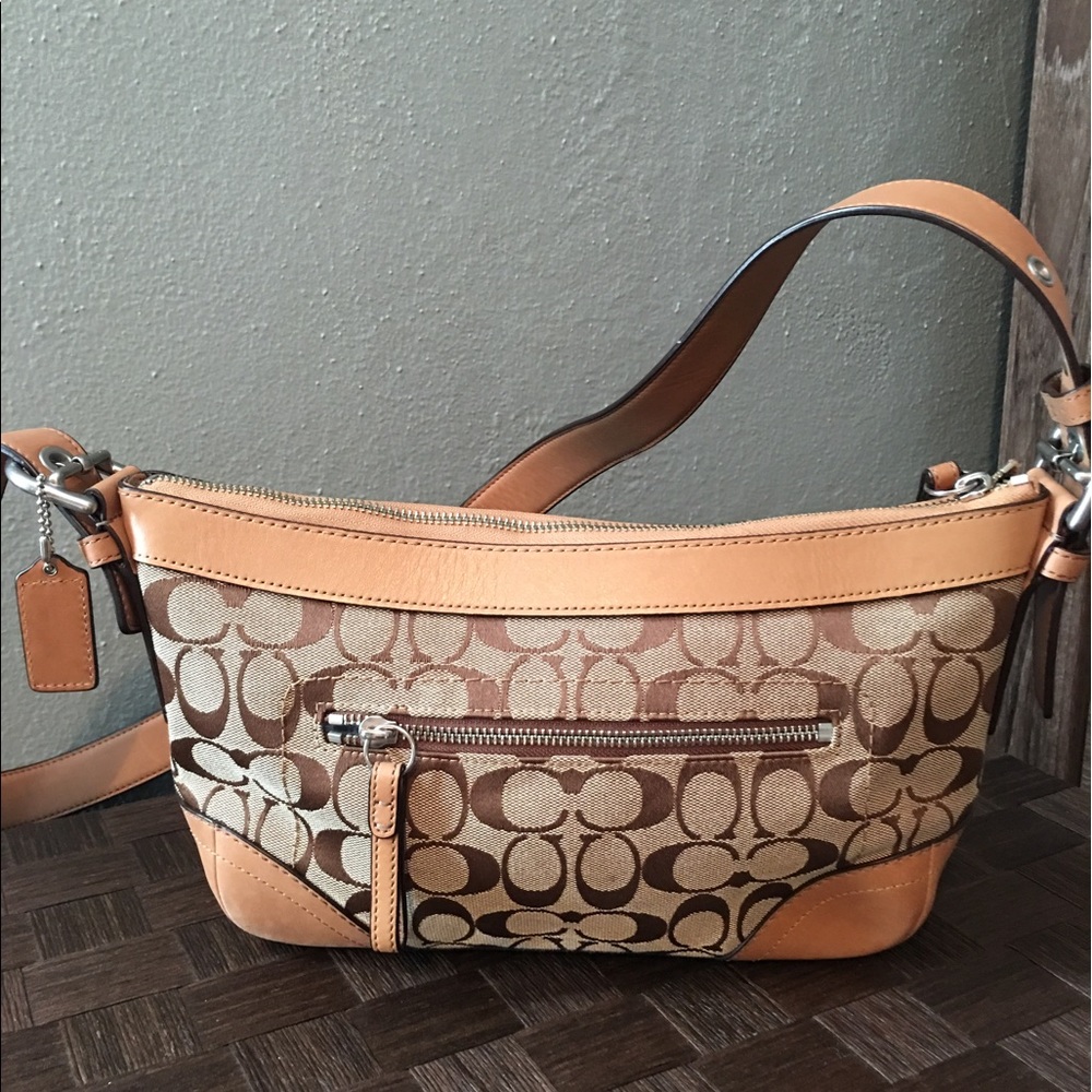 Coach shoulder bag in traditional pattern & color
