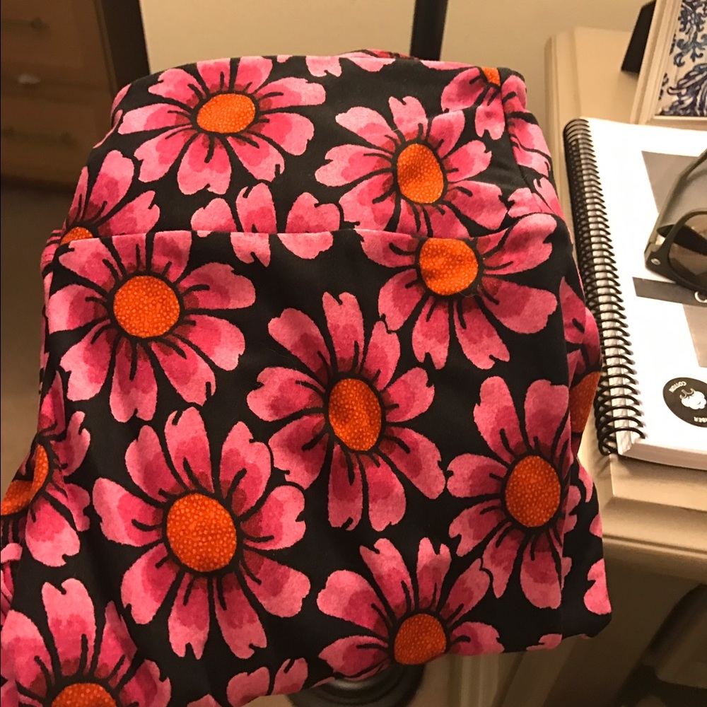 LULAROE Daisy flower TC leggings