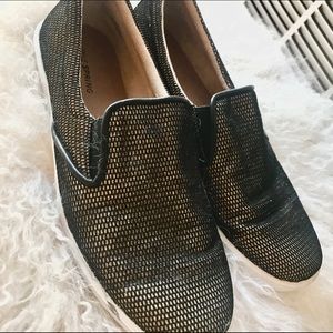 Black and gold-perfect for summer Very comfortable