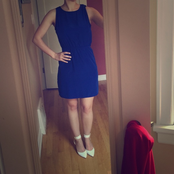 Beautiful open back blue dress - Picture 2 of 4