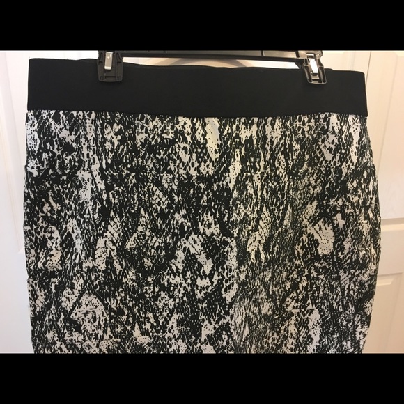 Style & Co. Stretch Skirt in Black & White Print - Picture 2 of 3