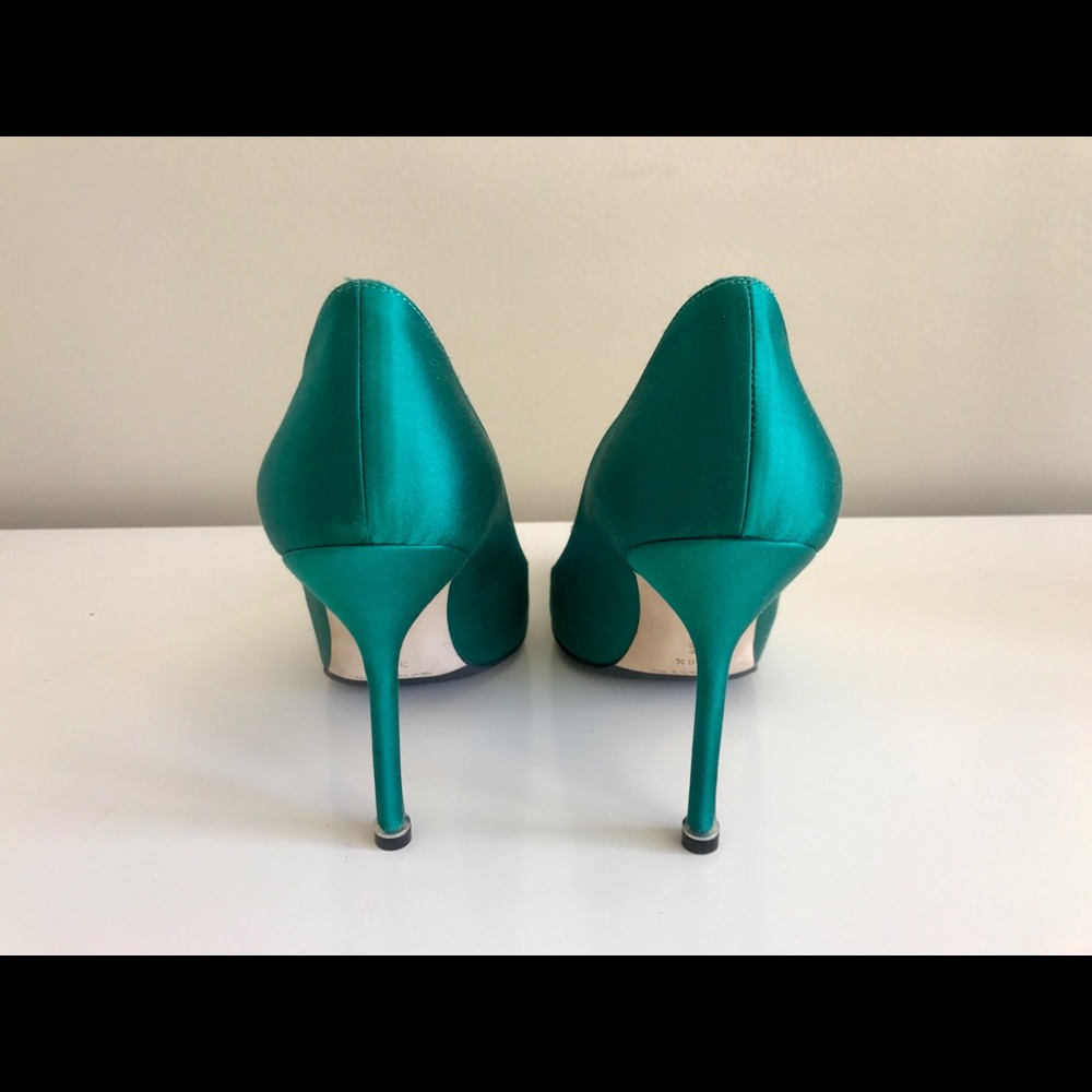 Manolo Blahnik Hangisi Pumps - Picture 3 of 5
