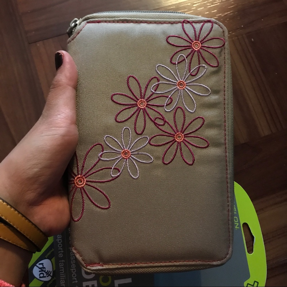 Travelon Family Passport Holder