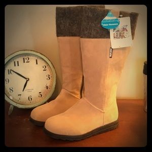 NWT Original Mukluk Company Boot, Size 7